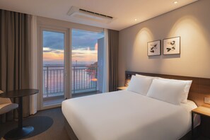 Studio Ocean | Hypo-allergenic bedding, desk, laptop workspace, blackout drapes - Urbanstay Busan Songdo Beach (Busan)