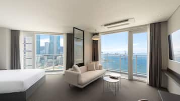 Studio Suite W Ocean | Hypoallergeen beddengoed, een bureau, een laptopwerkplek