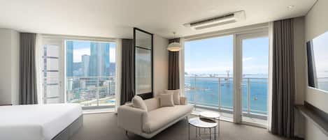 Studio Suite W Ocean | Hypoallergeen beddengoed, een bureau, een laptopwerkplek