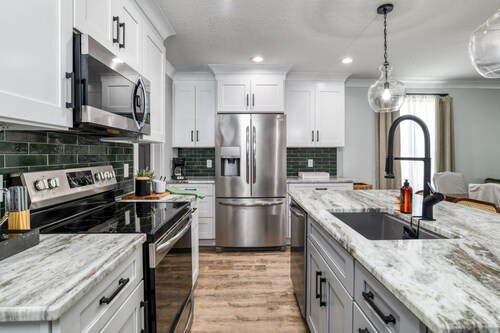 Brand New! Swim Spa, Fire Pit, Game Room, Downtown Historic District, $300 in Free Tickets!