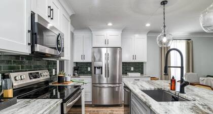 Brand New! Swim Spa, Fire Pit, Game Room, Downtown Historic District, $300 in Free Tickets!