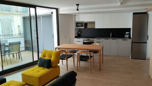 Un apartamento moderno con comedor, cocina y un balcón con vistas.