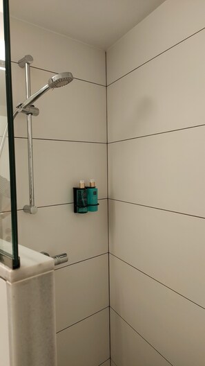 Shower, hair dryer, towels, soap - Àtic Cèntric a Eixample-barri Vell (Girona)
