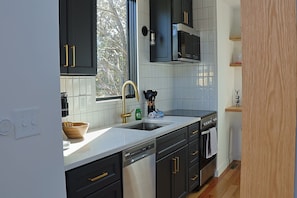 Refrigerador, microondas, horno y parrilla de estufa 