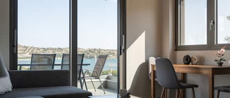 Villa Deluxe - havsutsikt | Vardagsrum | 32-tums smart-tv med digitalkanaler, Netflix och streamingtjänster