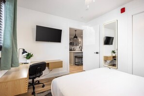 2 bedrooms, desk, iron/ironing board, free WiFi - Bright Condo by Vanderbilt and Belmont, 3 miles to Downtown (Nashville)