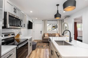 Een koelkast, een microgolfoven, een oven, een kookplaat