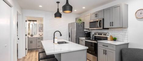 Geladeira, micro-ondas, fogão, cooktop