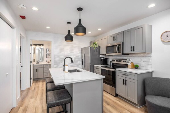 Fridge, microwave, oven, stovetop - Bright Condo by Vanderbilt and Belmont, 3 miles to Downtown (Nashville)