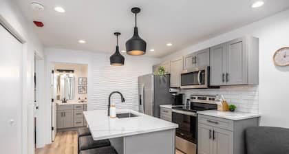 Bright Condo by Vanderbilt and Belmont, 3 miles to Downtown