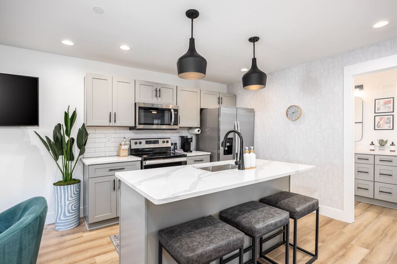 Frigorífic, microones, forn i placa de cuina 