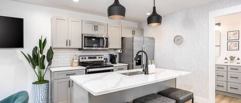 Réfrigérateur, micro-ondes, four, plaque de cuisson