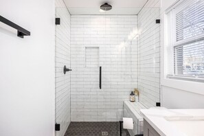 Secadora de cabello, toallas, papel de baño 