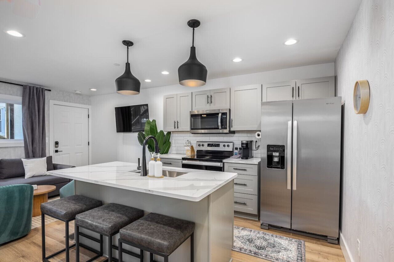 Kjøleskap, mikrobølgeovn, ovn og kokeplater