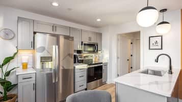 Coffee/tea maker, fridge, microwave, oven