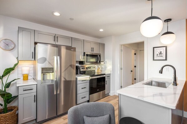 Kylskåp, mikrovågsugn, ugn och spishäll