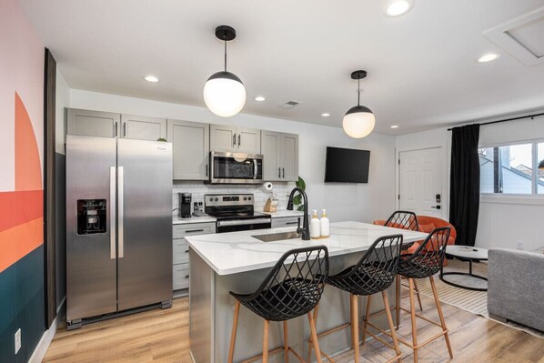 Een koelkast, een microgolfoven, een oven, een kookplaat