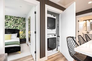 2 slaapkamers, een strijkplank/strijkijzer, gratis wifi, beddengoed