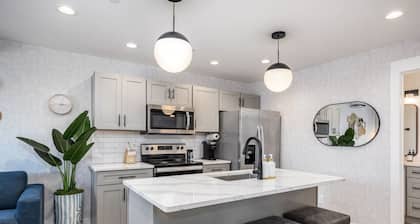 Walk to Restaurants from Condo, by Hospitals, 3 miles to Downtown