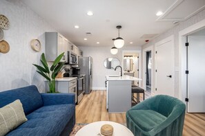 Smart TV, offices - Walk to Restaurants from Condo, by Hospitals, 3 miles to Downtown (Nashville)