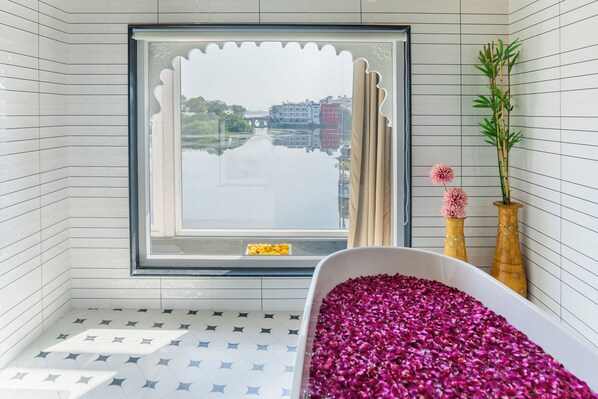 Panoramic Single Room, 1 King Bed, Smoking, Lake View | Bathroom - Natural Lake View Hotel (Udaipur)