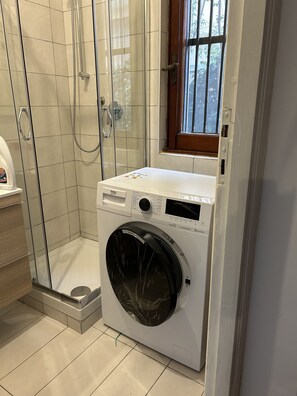 Hårtørrer, håndklæder, Sæbe, Toiletpapir