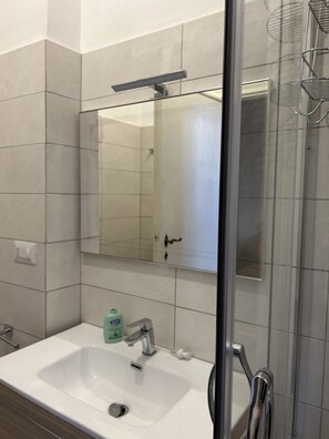 Haartrockner, Handtücher, Seife, Toilettenpapier