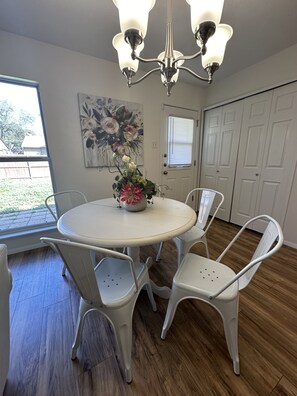 Dining - Cozy 3-bedroom house with WiFi and AC in enjoyable Allen no chores (Allen)