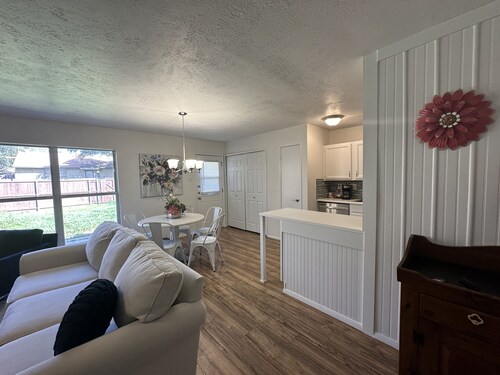 Cozy 3-bedroom house with WiFi and AC in enjoyable Allen no chores