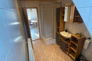 Chuveiro, secador de cabelo, toalhas de banho, sabonete