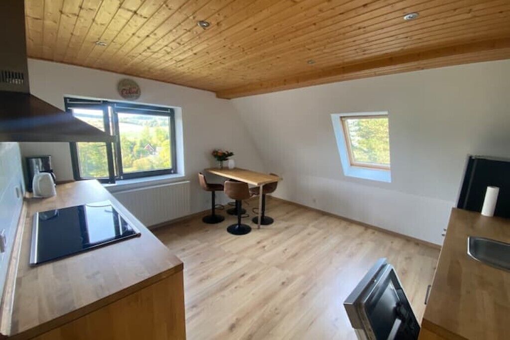 Kjøleskap, ovn, kokeplater og oppvaskmaskin