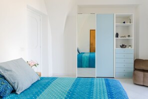 1 chambre, fer et planche à repasser, lit de bébé portatif