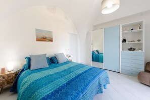 1 chambre, fer et planche à repasser, lit de bébé portatif