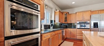 Scenic Serenity in Immaculate Custom Home with Breathtaking Mountain Views | Community Pool & Gym!