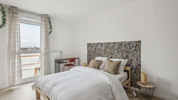 4 bedrooms, iron/ironing board, WiFi, bed sheets