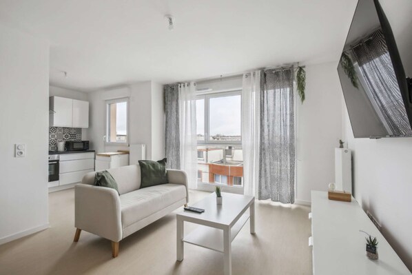 TV - Chic and spacious apart with parking (Cergy)