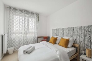 4 bedrooms, iron/ironing board, WiFi, bed sheets - Chic and spacious apart with parking (Cergy)