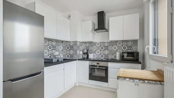 Frigorífico, microondas, horno y placa de cocina