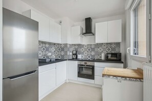 Jääkaappi, mikroaaltouuni, uuni, liesi