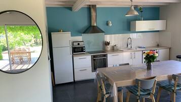 Réfrigérateur, micro-ondes, four, plaque de cuisson