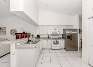 Køleskab, mikrobølgeovn, ovn, kogeplade