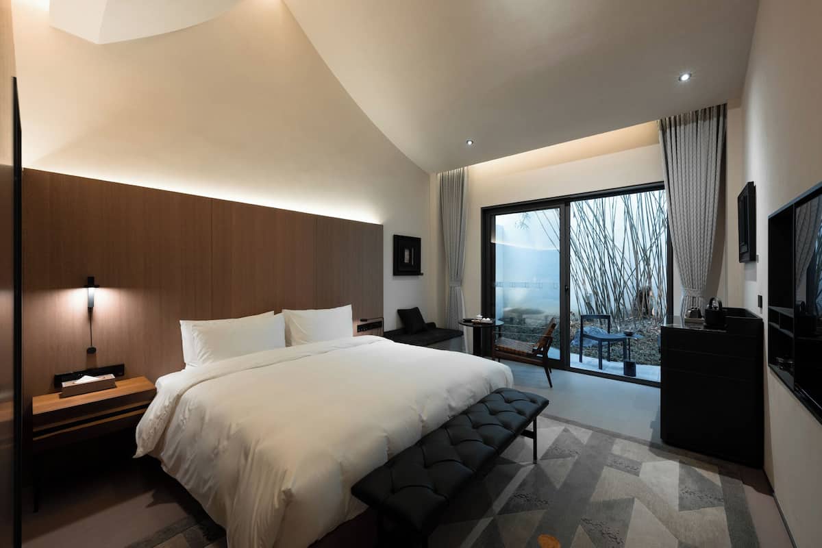 Quarto exclusivo, 1 cama King, vista para o pátio | Edredons de pluma, frigobar (abastecido com itens grátis)