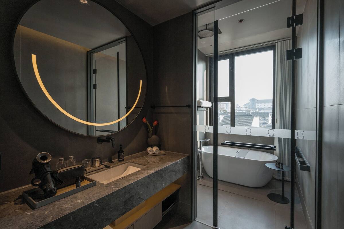 Quarto design, 1 cama King, vista para a cidade | Edredons de pluma, frigobar (abastecido com itens grátis)