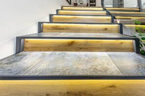 A staircase with wooden steps and a modern design. - Stylish, Trendy Loft <The Black>, in Vienna (Wien)