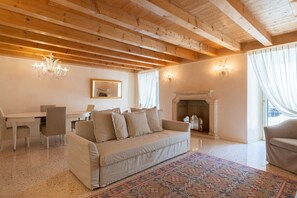 Luxury Apartment, 2 Bedrooms, Non Smoking, City View | Living area - Corte Spagnola - piano primo (Verona)