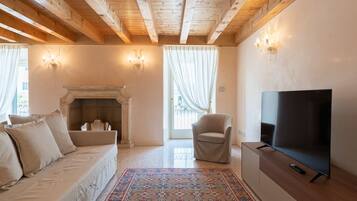 Apartamento de lujo, 2 habitaciones, no fumadores, vistas a la ciudad | Zona de estar