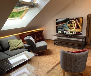Smart TV, fireplace, foosball, books - Spacious, cozy attic apartment with mountain views on 1.5 floors (Berg)