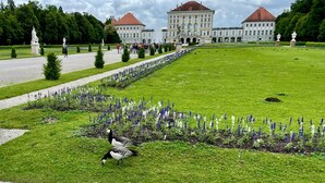 A large, manicured garden with a fountain, statues, and a grand building in the background. - Spacious, cozy attic apartment with mountain views on 1.5 floors (Berg)