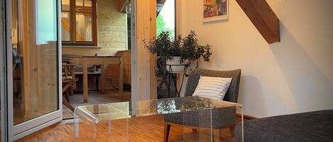 スマートテレビ、暖炉、テーブルサッカー台、書庫