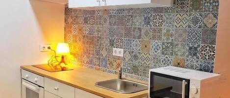 Appartement, non-fumeurs | Cuisine privée | Mini réfrigérateur, micro-ondes, cafetiÚre/bouilloire, grille-pain